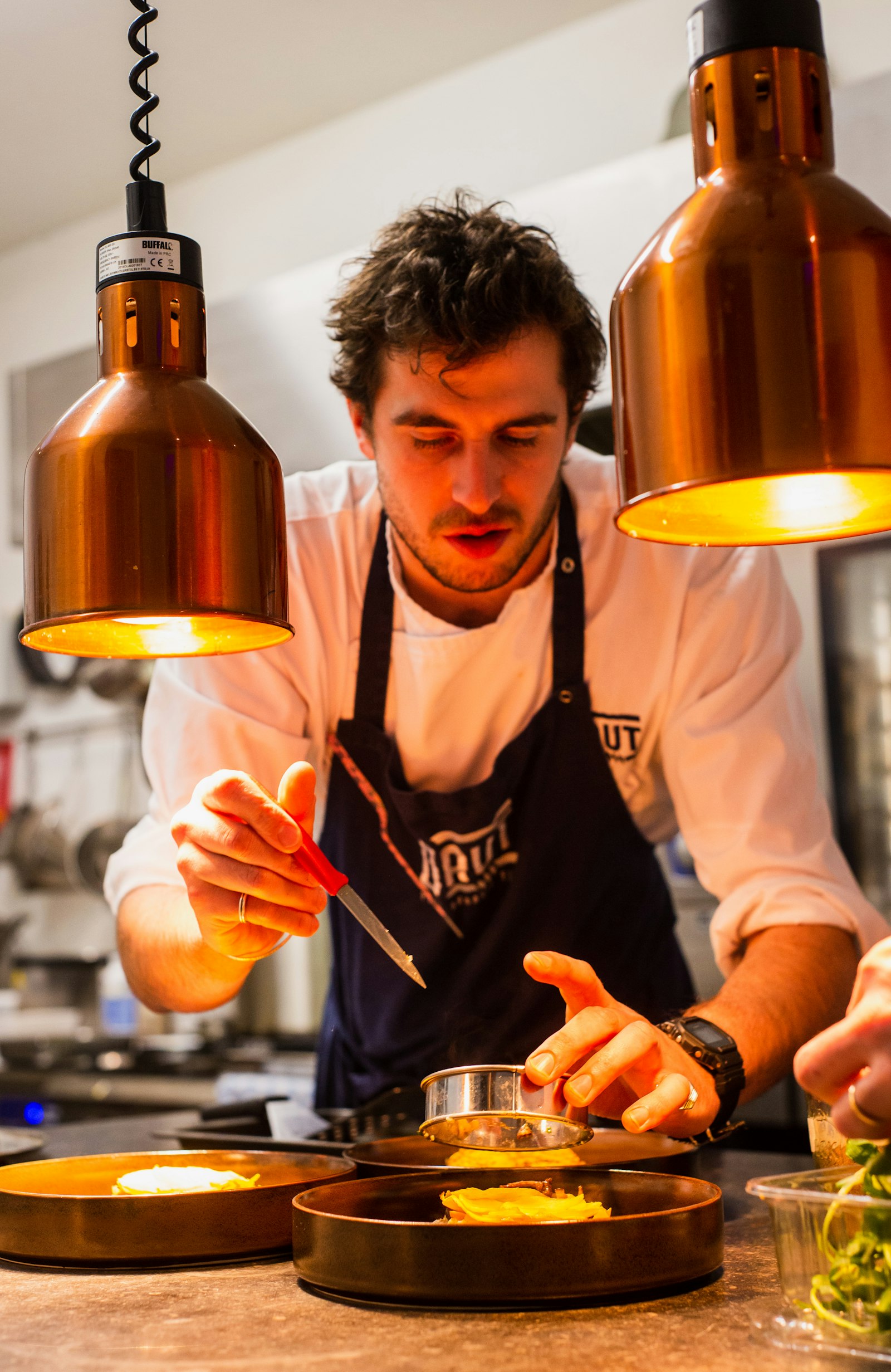 El chef emplatando en la cocina de Mare Nostrum